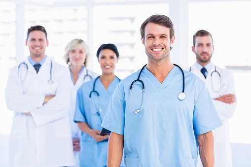 Équipe de professionnels de santé souriants, télésecrétariat médical