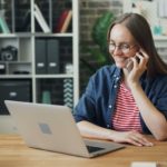 télésecrétaire répondant aux appels clients