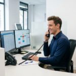 Secrétaire homme au téléphone