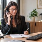 Notaire au téléphone dans son office notarial
